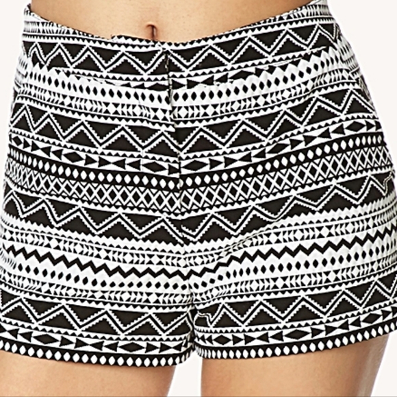 Forever 21 Black White Aztec Print Shorts Size Large - Picture 1 of 10